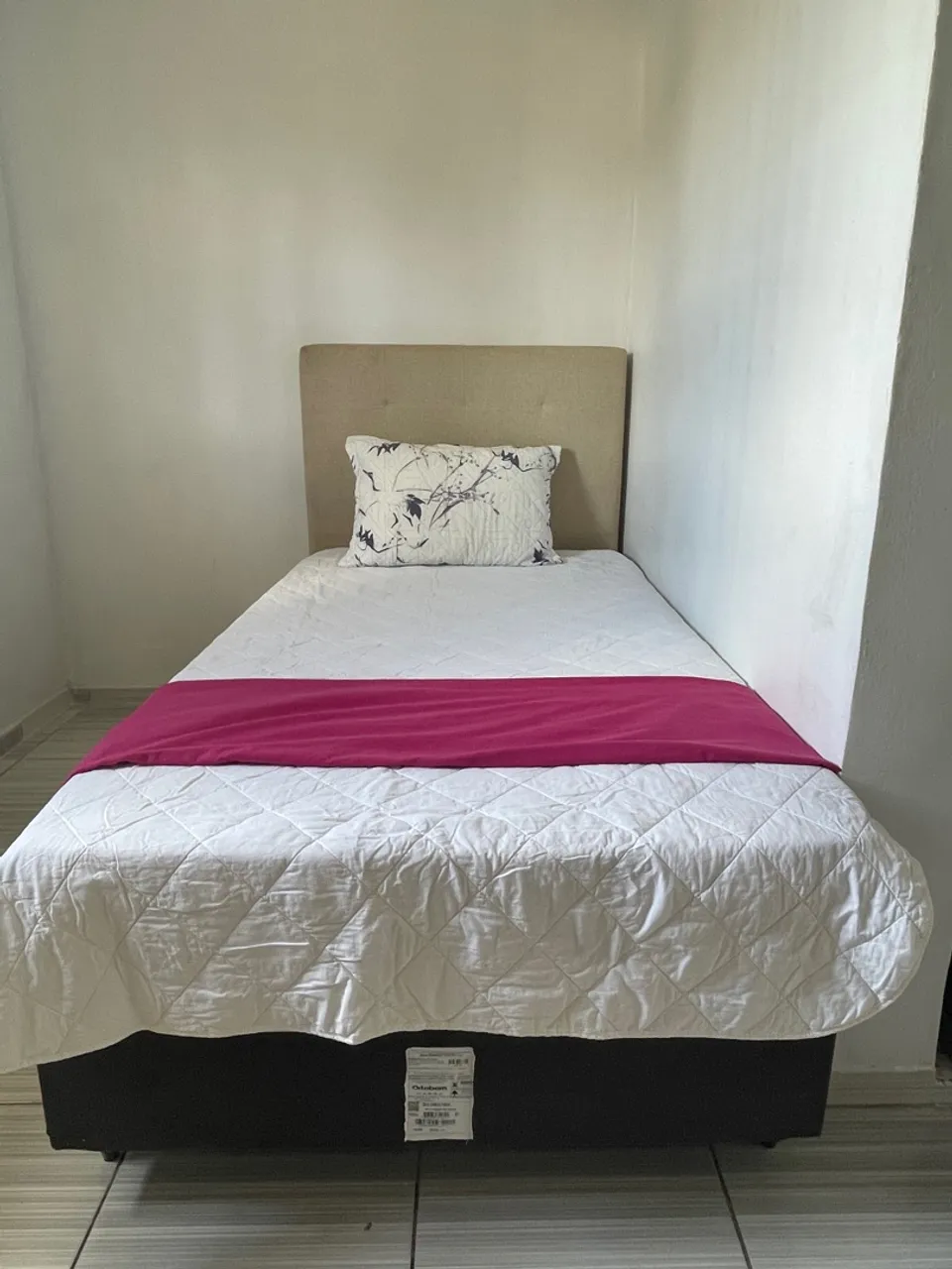 Cama de solteiro com cabeceira