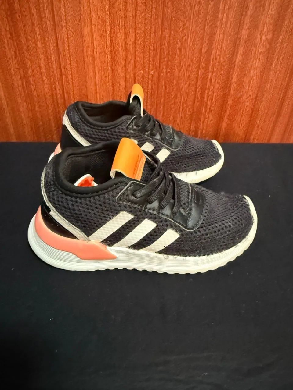 Tênis Adidas Infantil Preto e Laranja - Foto 3