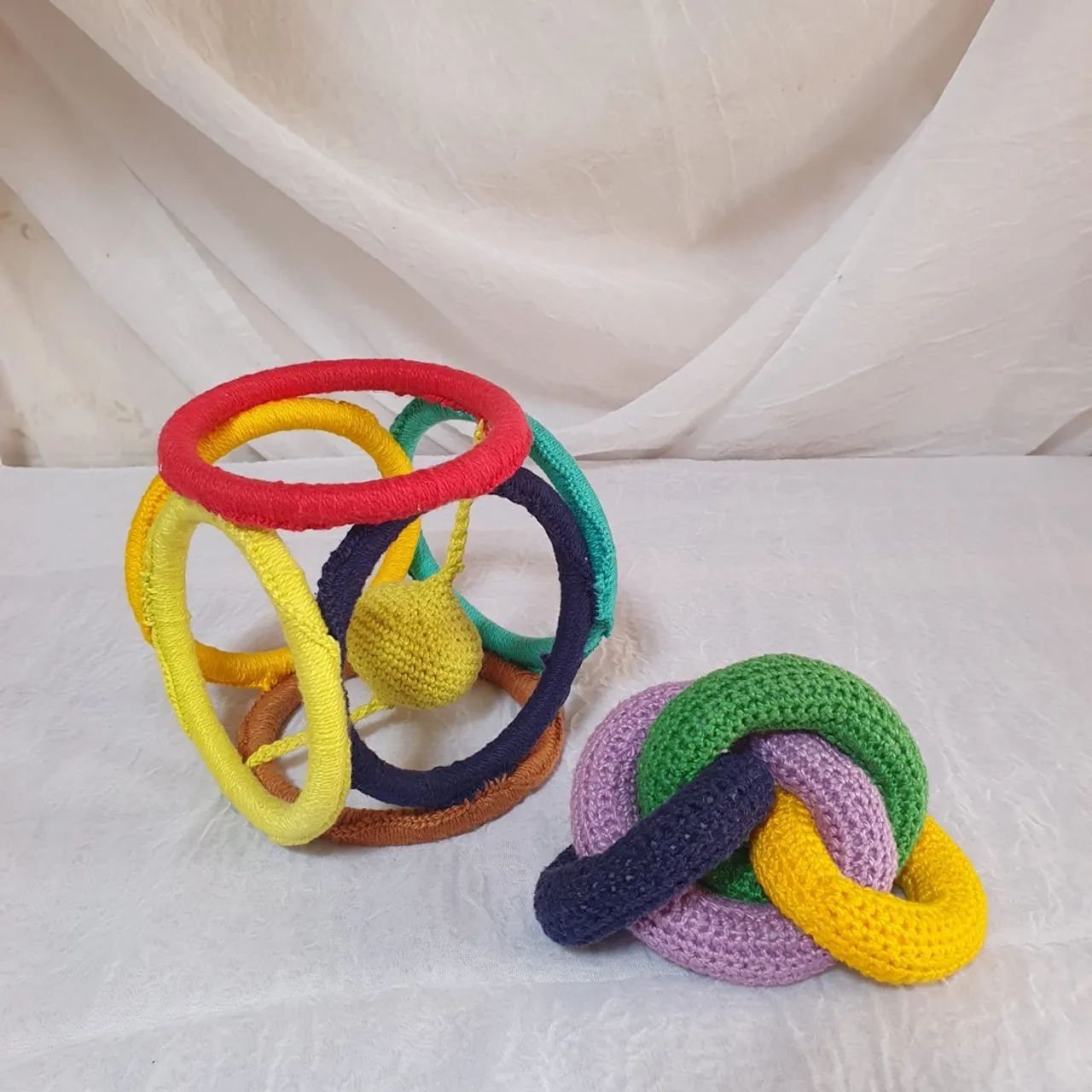 Brinquedo de crochê para bebê - chocalho e de apertar colorido e divertido