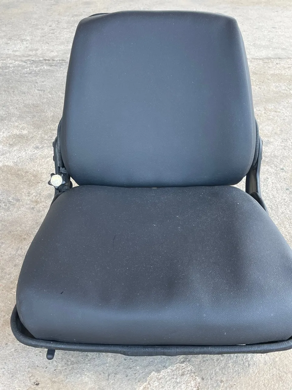 Assento Preto Confortável e Resistente