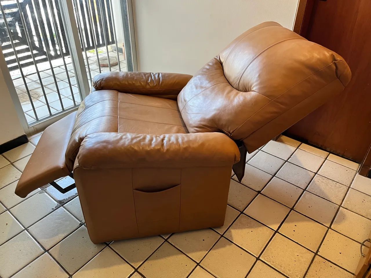 Poltrona do papai! | Reclinável | Em couro | Com bolsão para controle remoto - Foto 2
