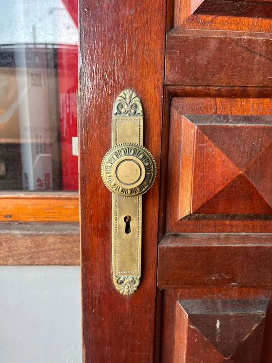 Porta de madeira maciça com design clássico - Foto 3