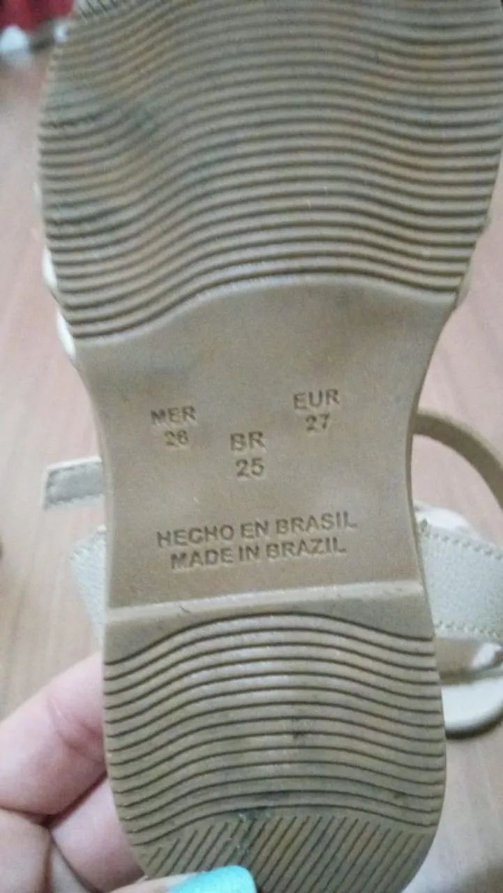 Sandálias Infantis Bege com Detalhes Florais - Foto 3