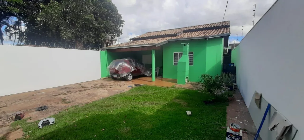 Imóvel a uma quadra Av Bandeirantes.