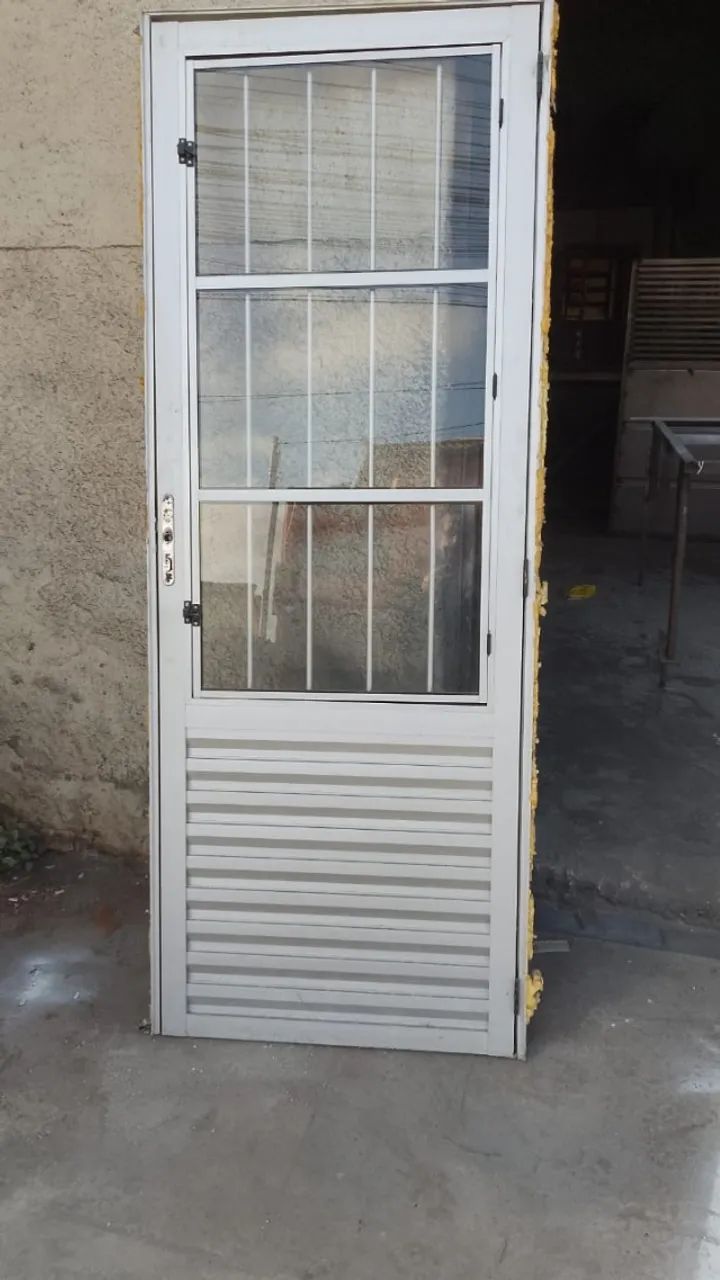 PORTA DE ALUMÍNIO EM BOM ESTADO