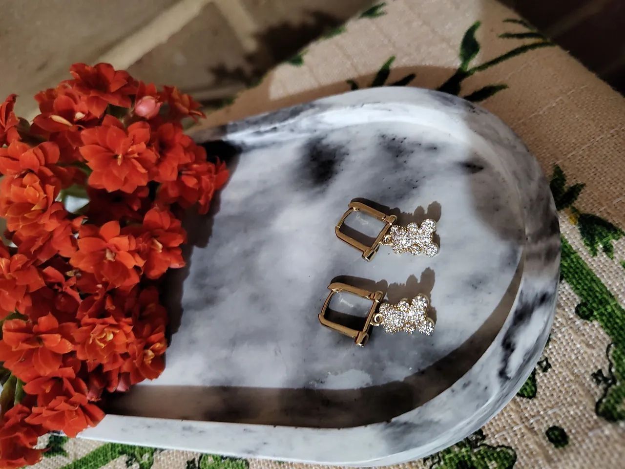 Brinco fechado com pingente de Urso folheado em ouro 18k  - Foto 2