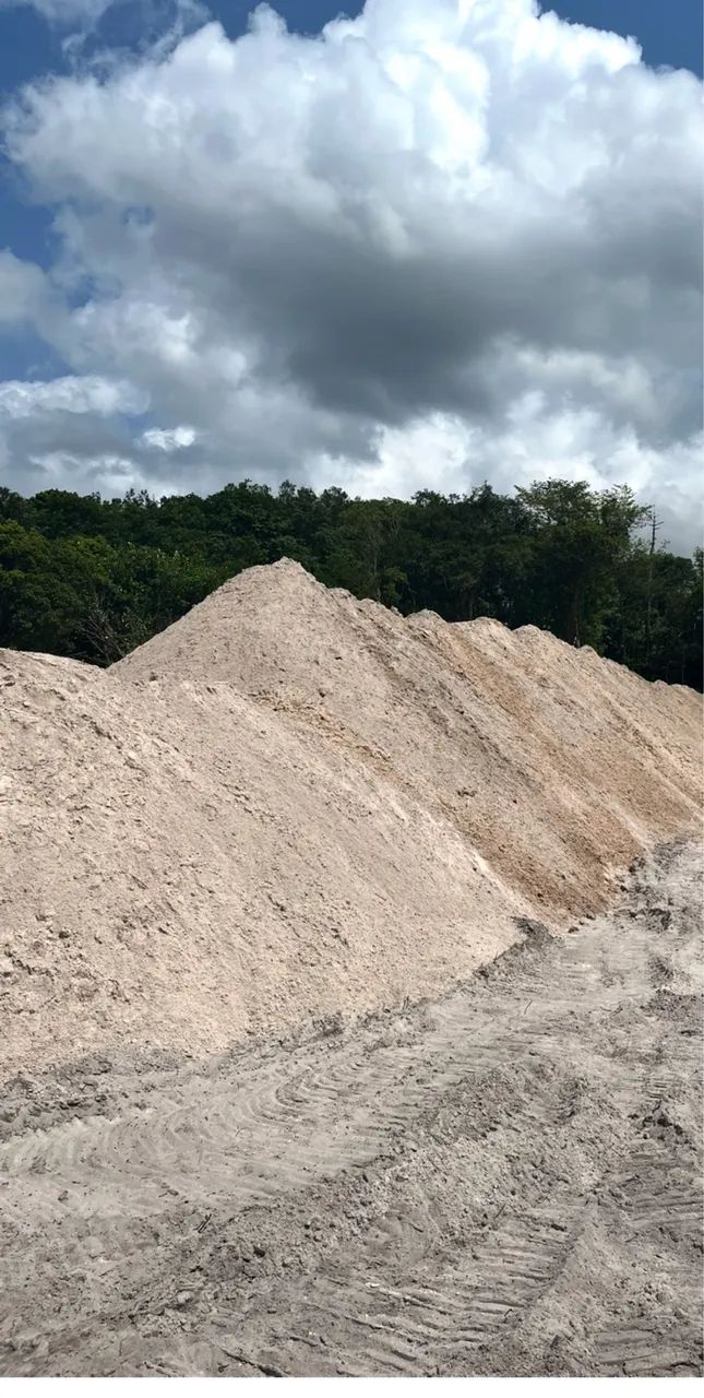 Areia,arenoso e seixo fino.Caçamba trucada!