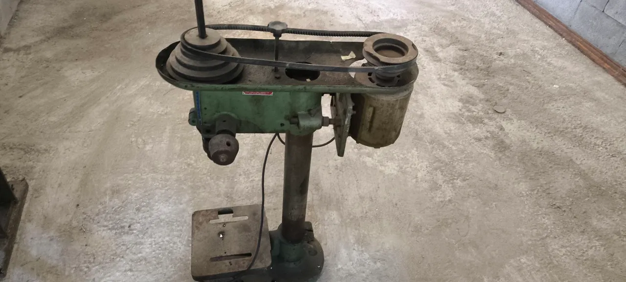 Furadeira de bancada <br><br>Motor monofásico 1/2 CV<br><br><br><br><br><br>Motor monofásico 1/2 CV<br><br><br><br>