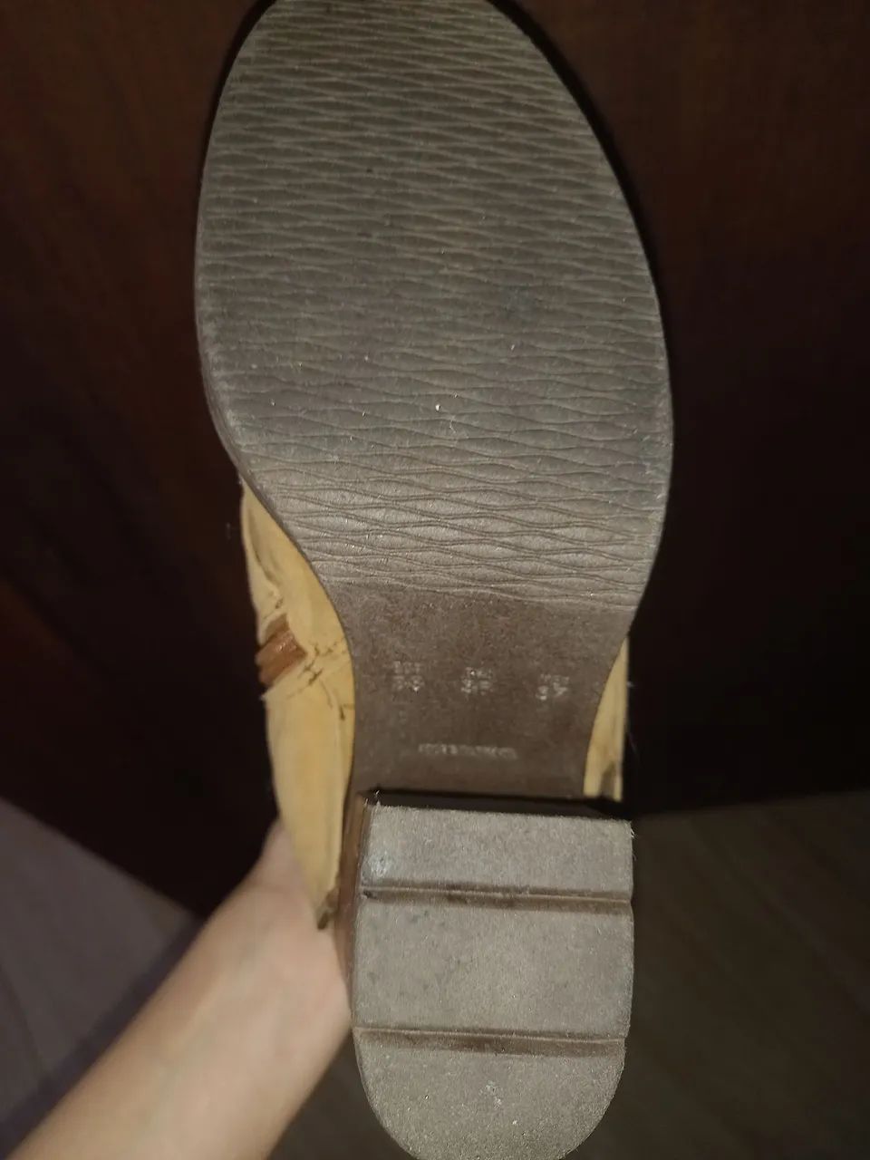 Bota Cano Alto Camurça caramelo  - Foto 3