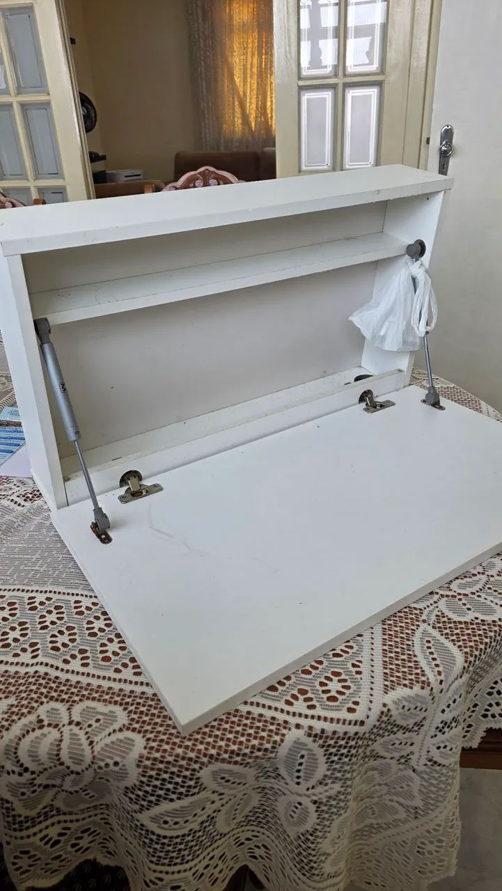 Escrivaninha compacta de parede branca com porta