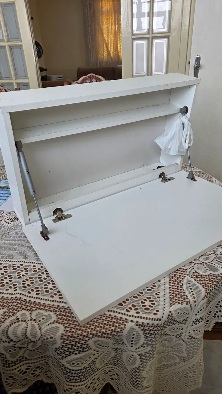 Escrivaninha compacta de parede branca com porta