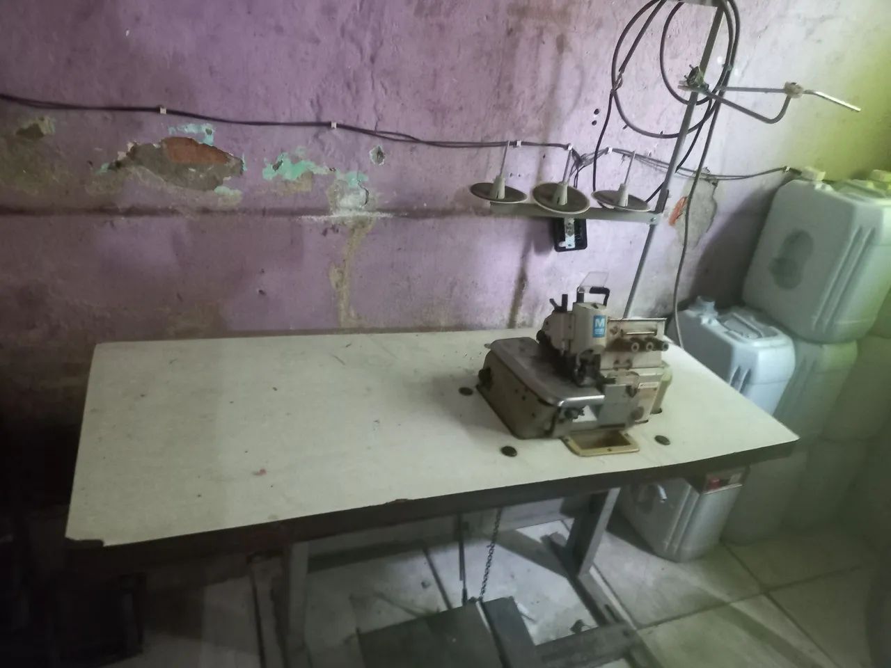 Vendo uma máquina de costura Overloque industrial usada mas funcionando valor 1200  - Foto 5