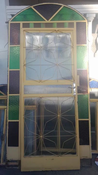 Porta de  com vidro em bom estado.