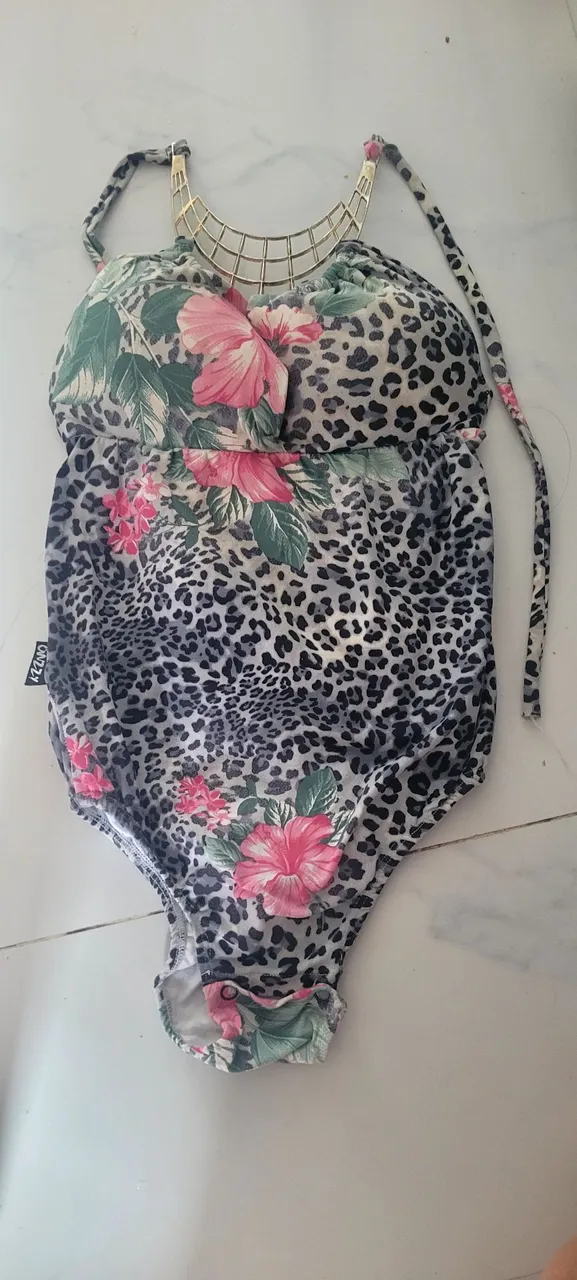 Body estampado floral com detalhe em dourado