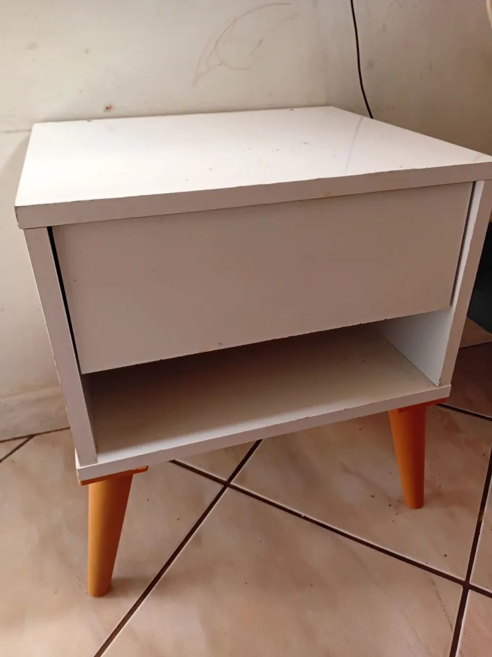 Mesa de cabeceira em MDF branca com gaveta.