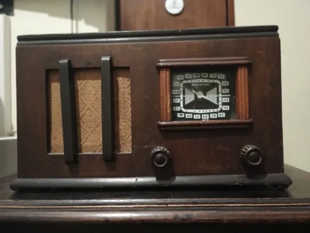 RÁDIO ANTIGO VALVULADO, COMPACTO, GABINETE DE MADEIRA. PARA DECORAÇÃO/COLECIONADORES  - Foto 2