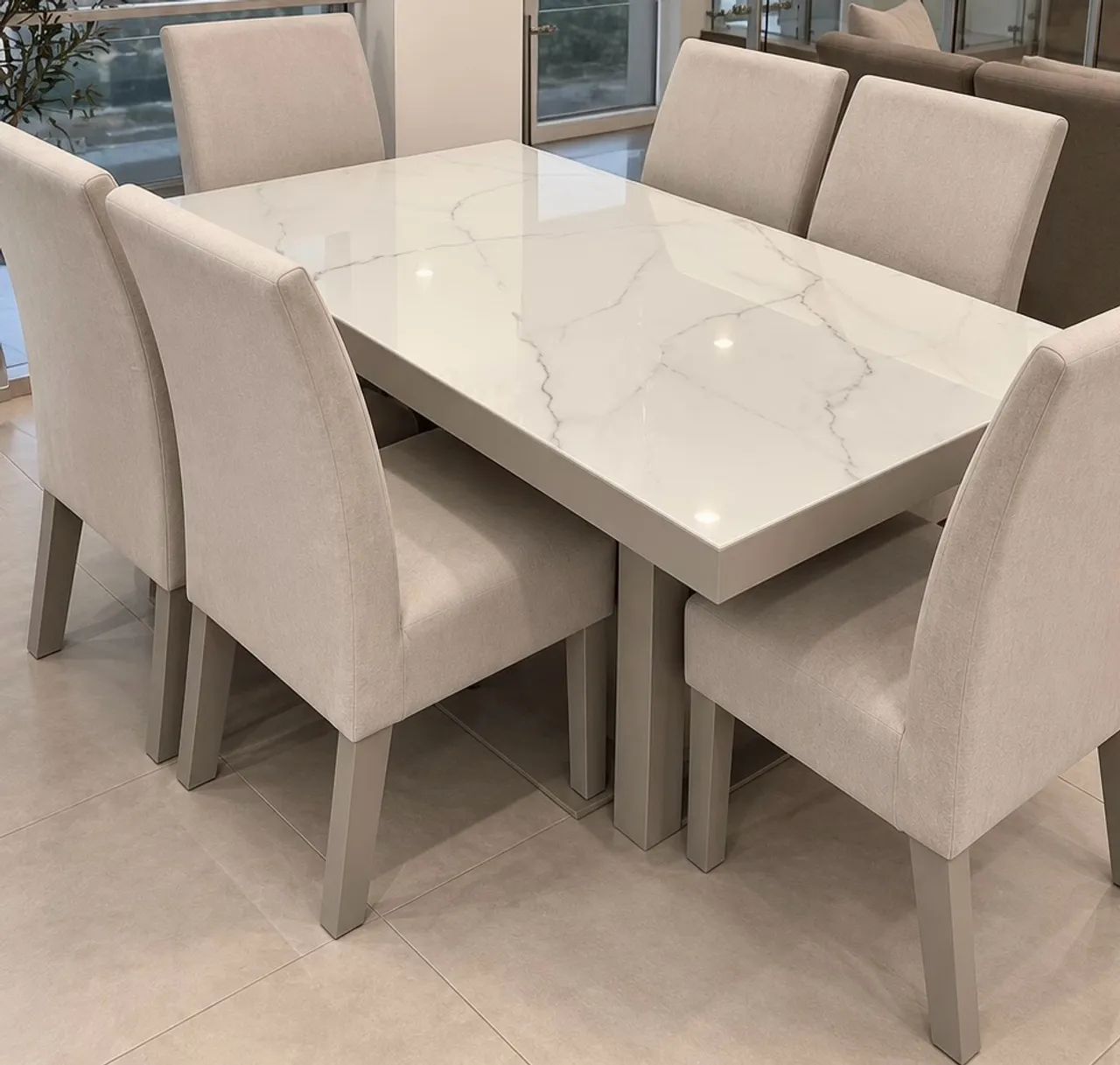 Conjunto de Mesa com 5 Cadeiras estofadas tampo em mármore 