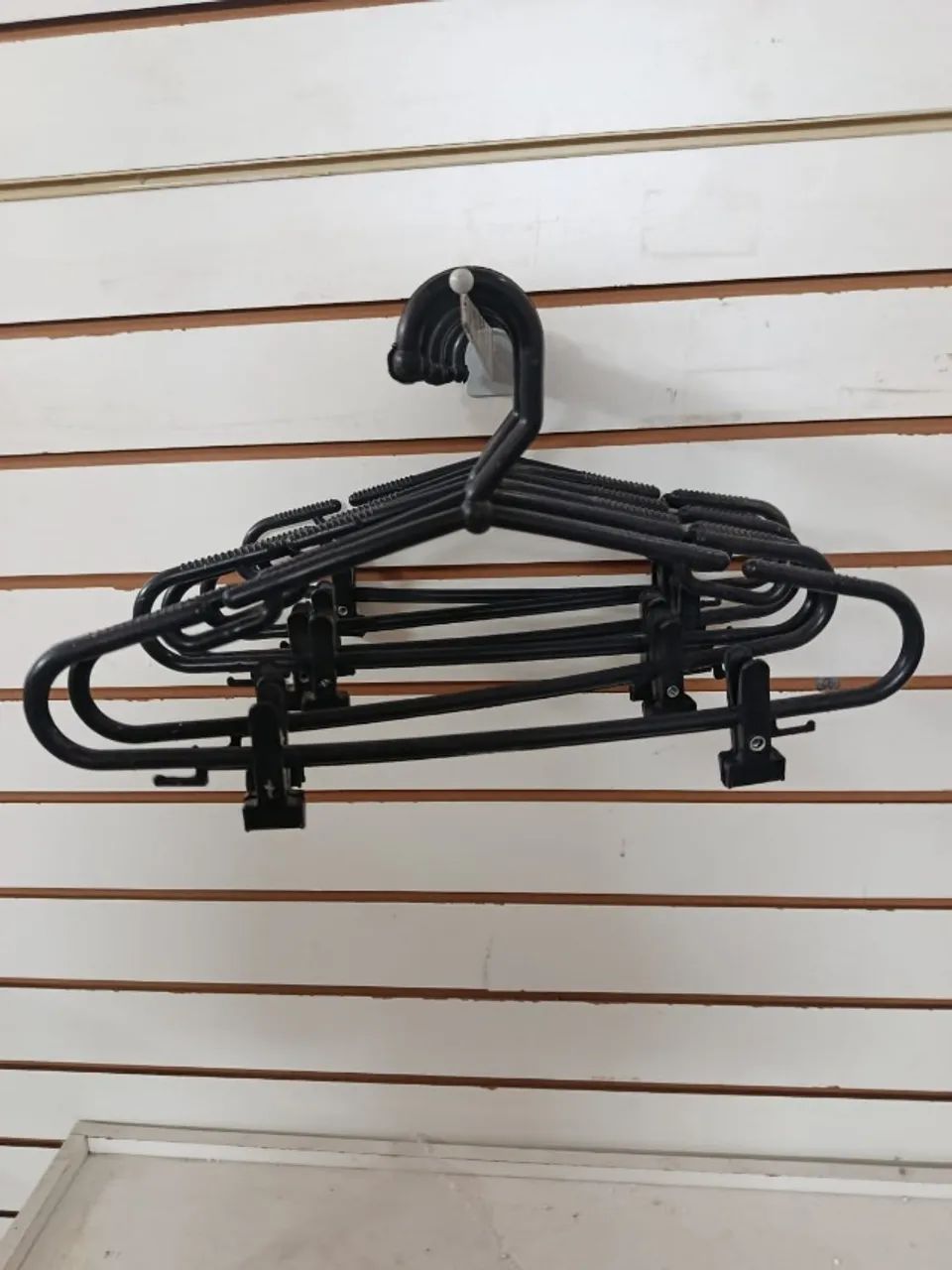 Kit com 92 Cabides com Presilhas para Loja