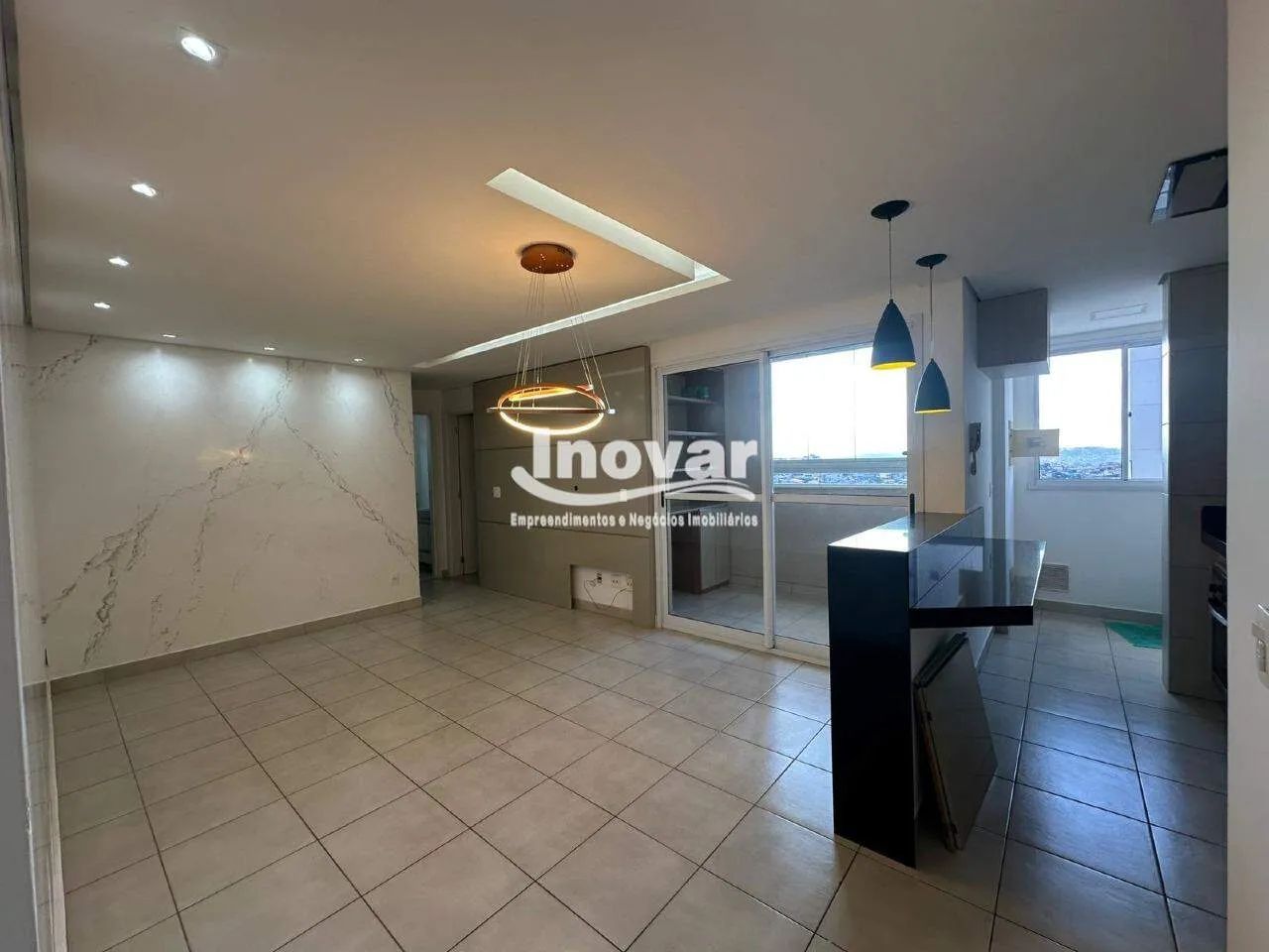Apartamento 2 quartos com suíte, varanda com cortina de vidro, marcenaria completa e lazer