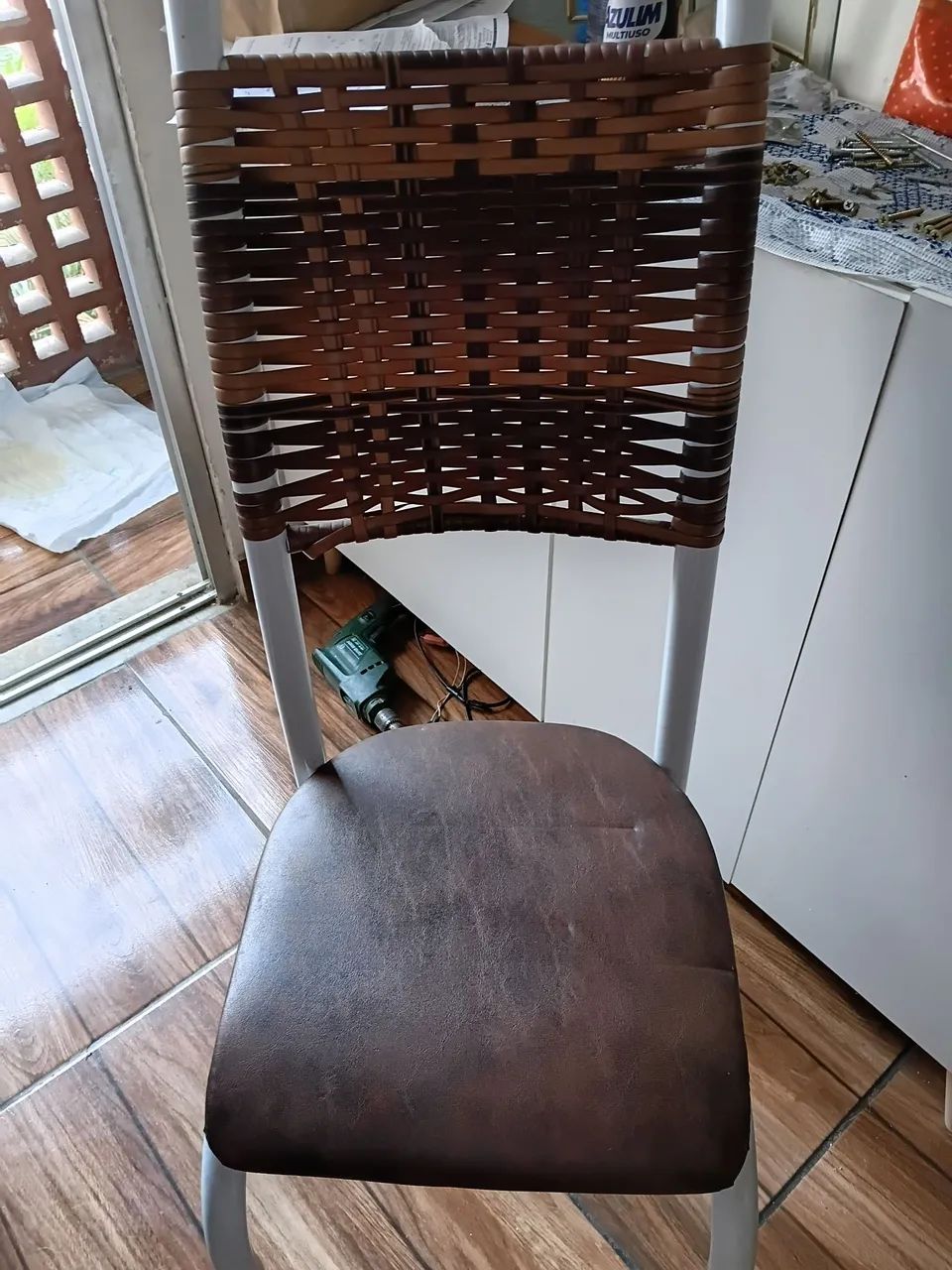 Vendo mesa com 4 cadeiras  - Foto 2
