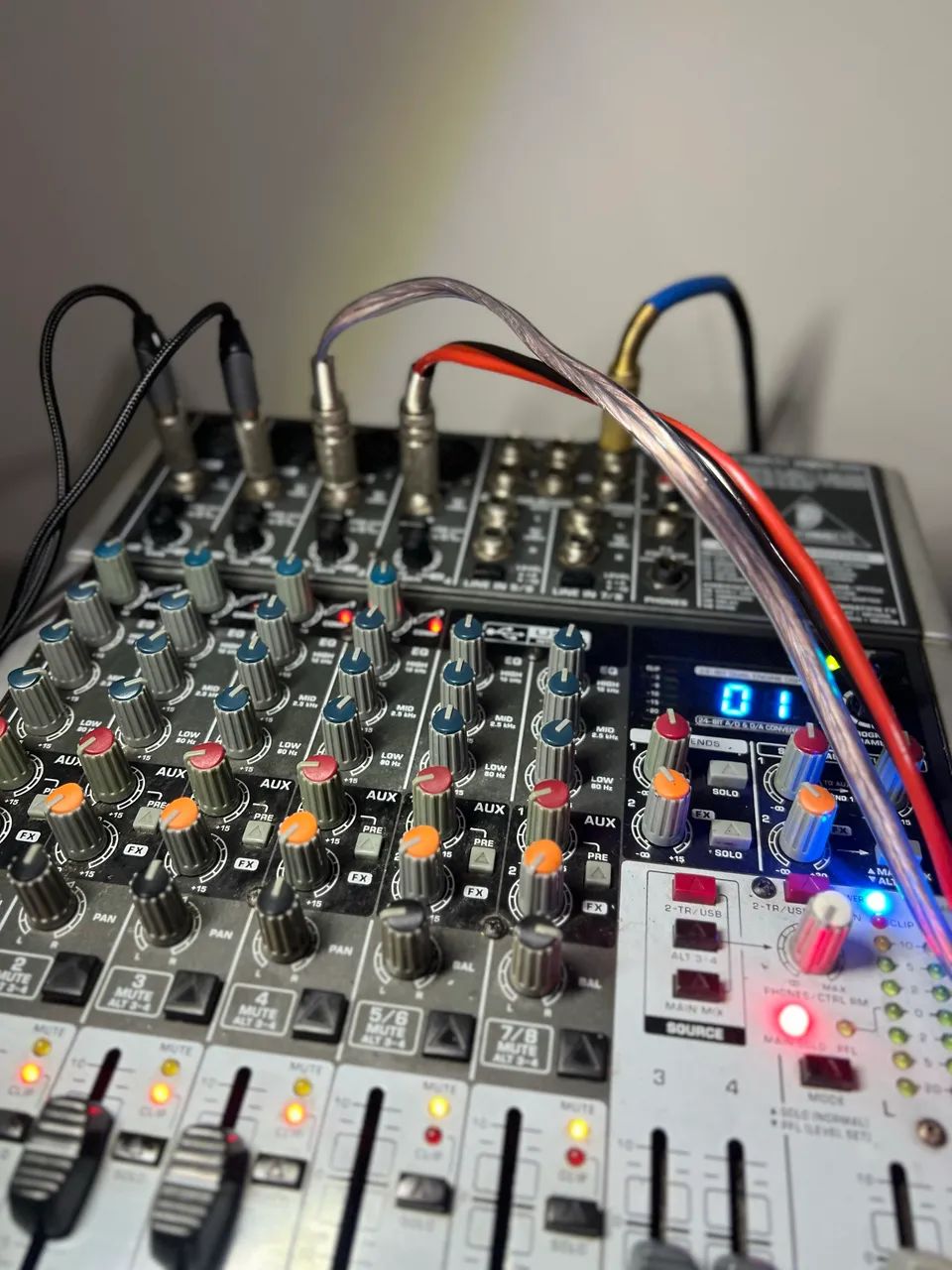 Mesa de Som Behringer 1204 Xenyx USB