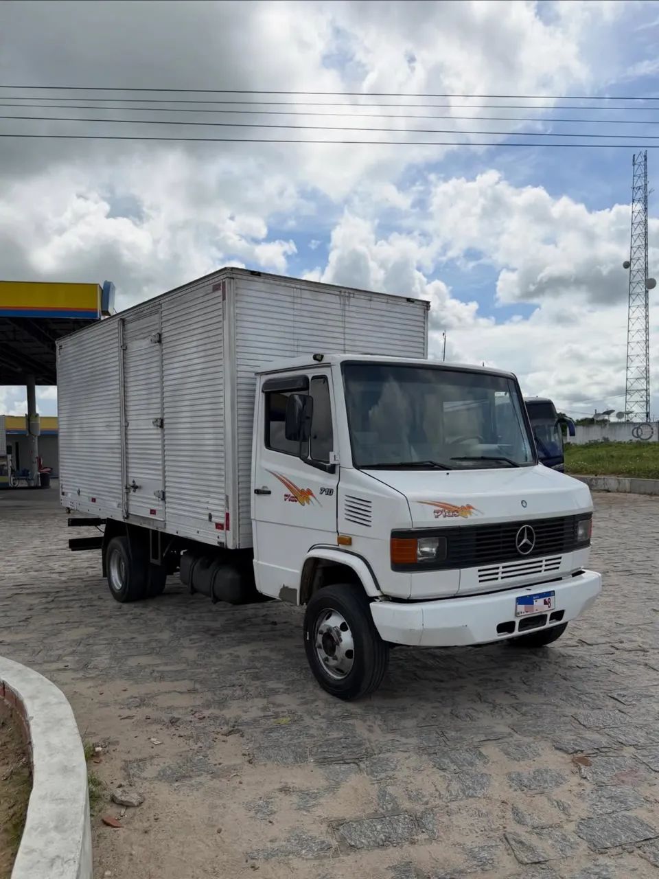 Caminhão MB 710 plus ano 2005