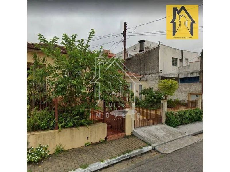 uma casa térrea com dois quartos mais uma edicula com quarto e cozinha.