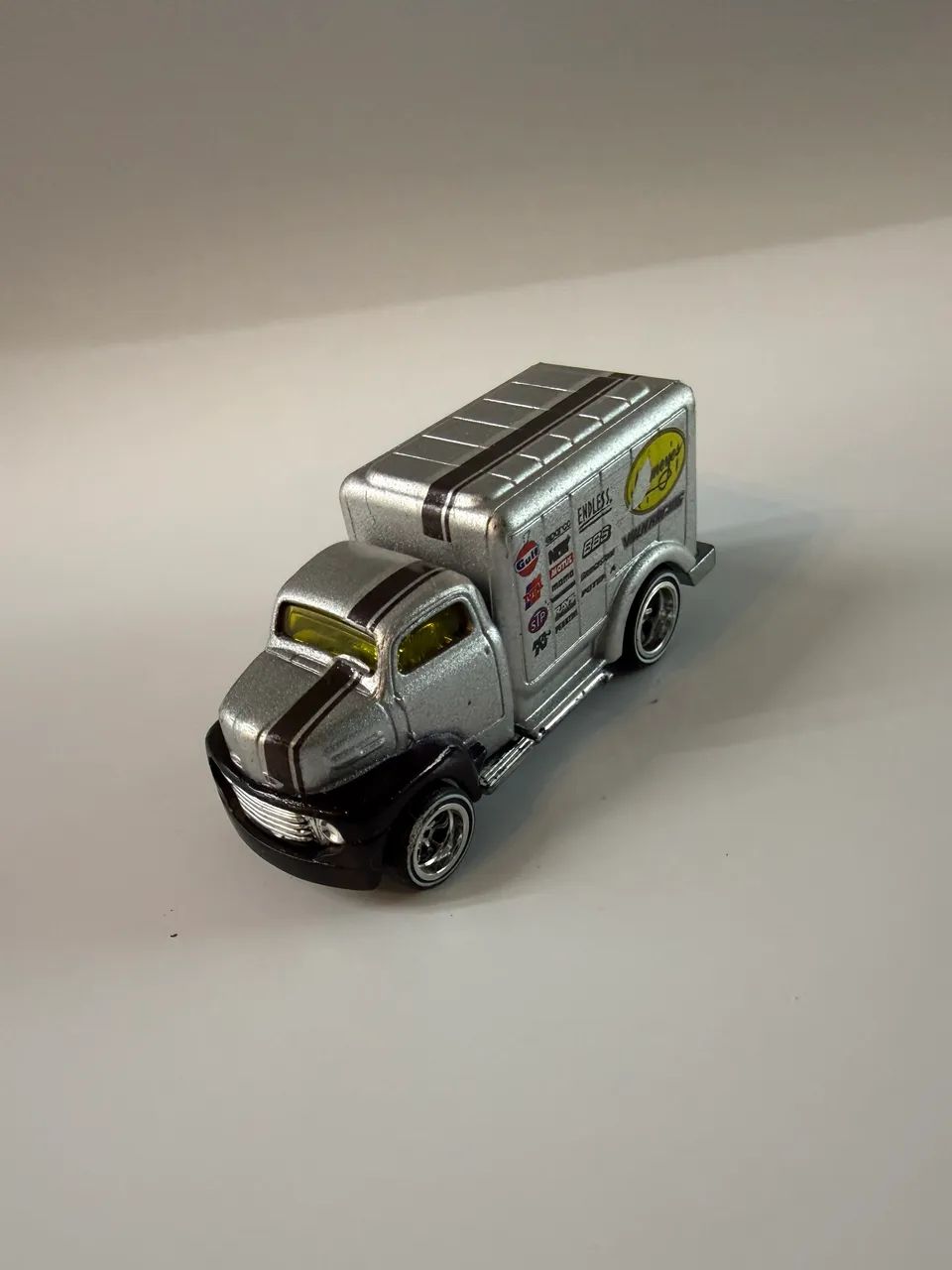 Hot wheels 49 Ford C.O.E custom com pneu de borracha mooneyes