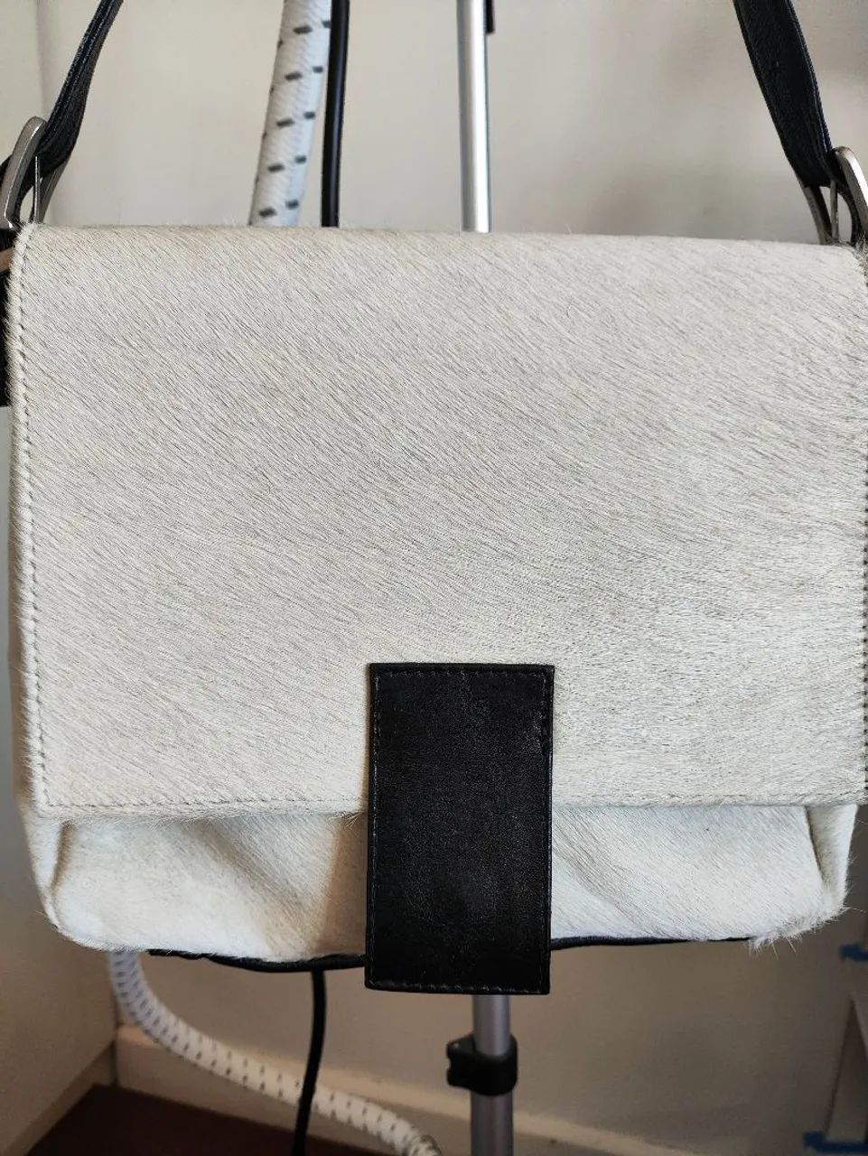 Bolsa Luiza Barcelos couro legítimo e pelos, preta e off white - Foto 2