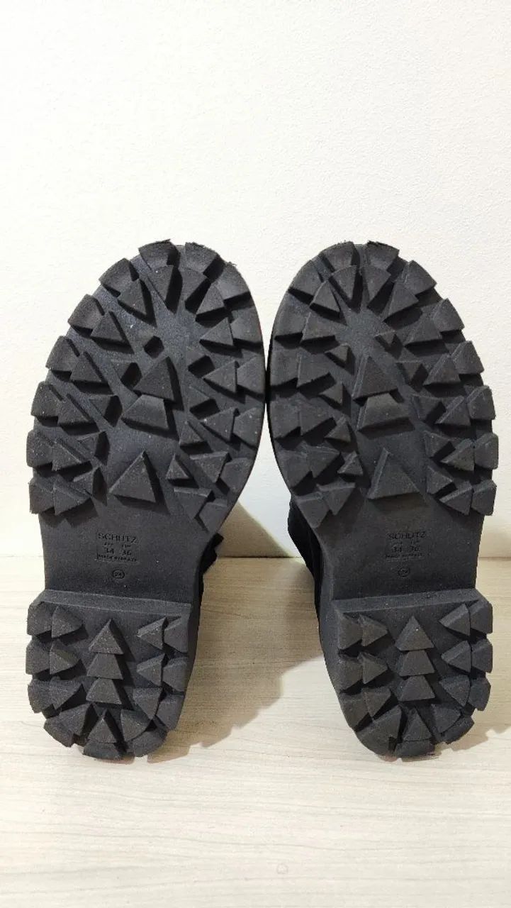 Bota preta Schutz Tratorada 34 - Foto 3
