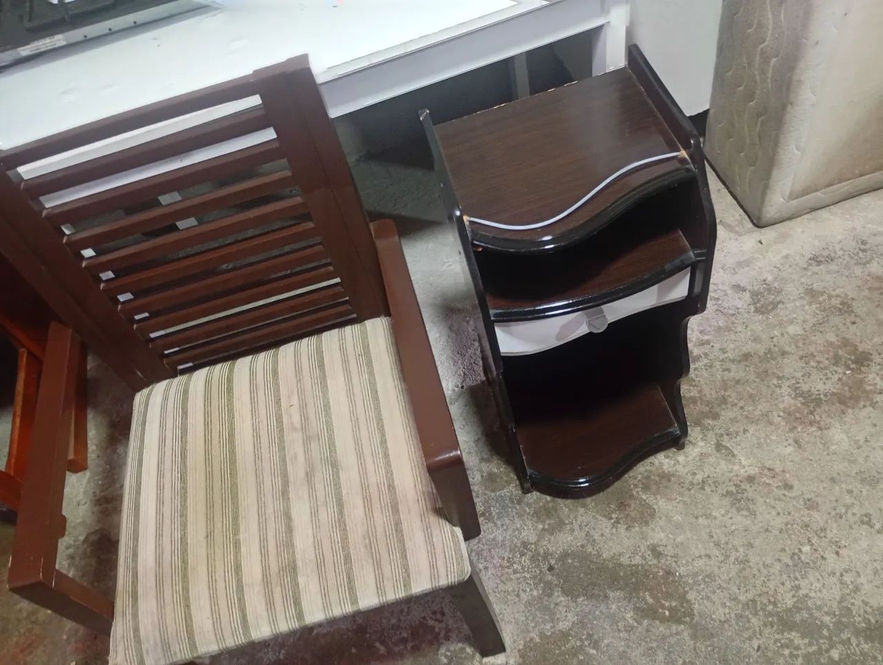 Kit cadeira com criado mudo 150 reais  - Foto 2