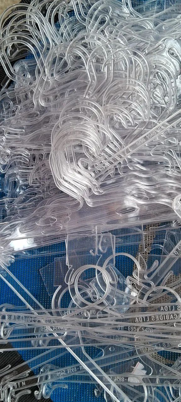 Cabides para comércio 142 cabides transparentes em ótimo estado. Praticamente novos - Foto 4