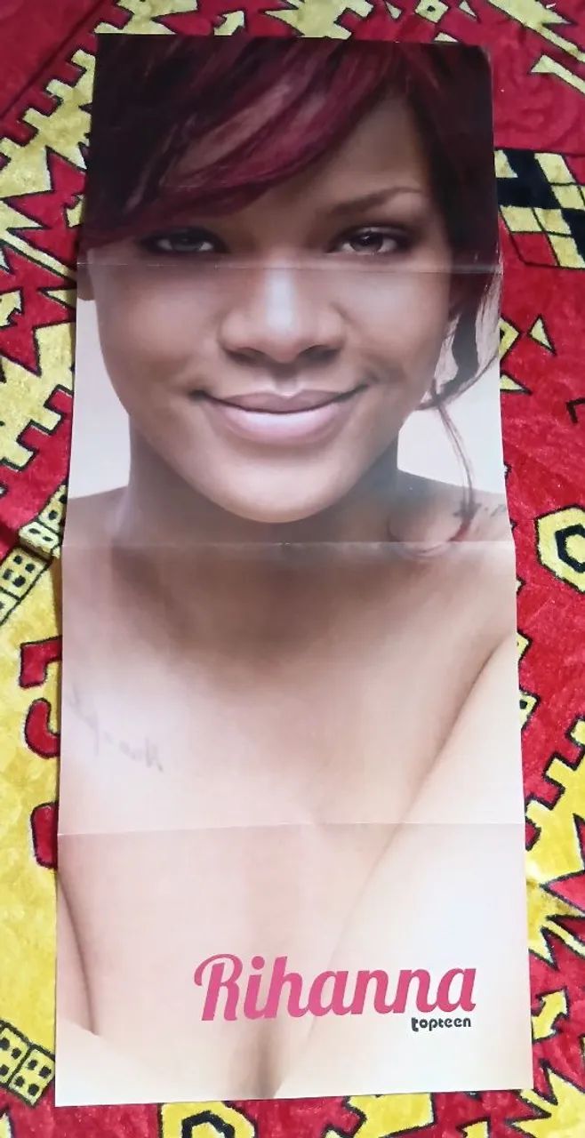 Pôster duplo das cantoras Rihanna e Selena Gomes  - Foto 3