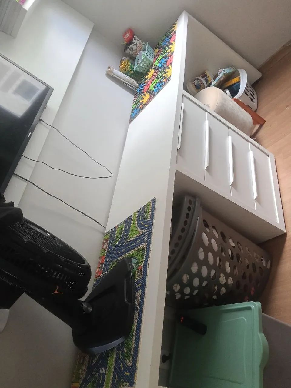 Escrivaninha branca com 4 gavetas 