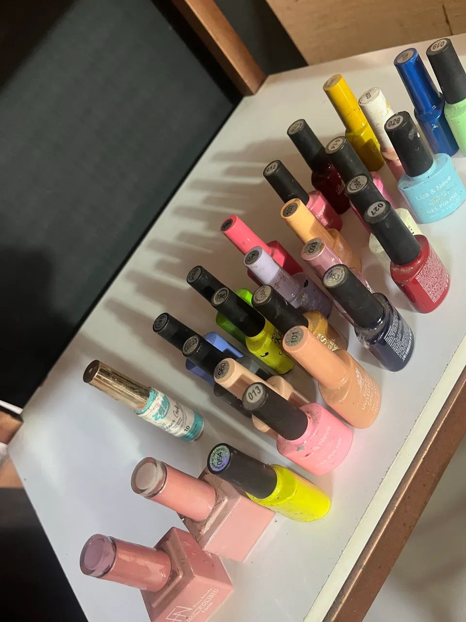 Kit mesa e cadeira para alongamento de unhas 