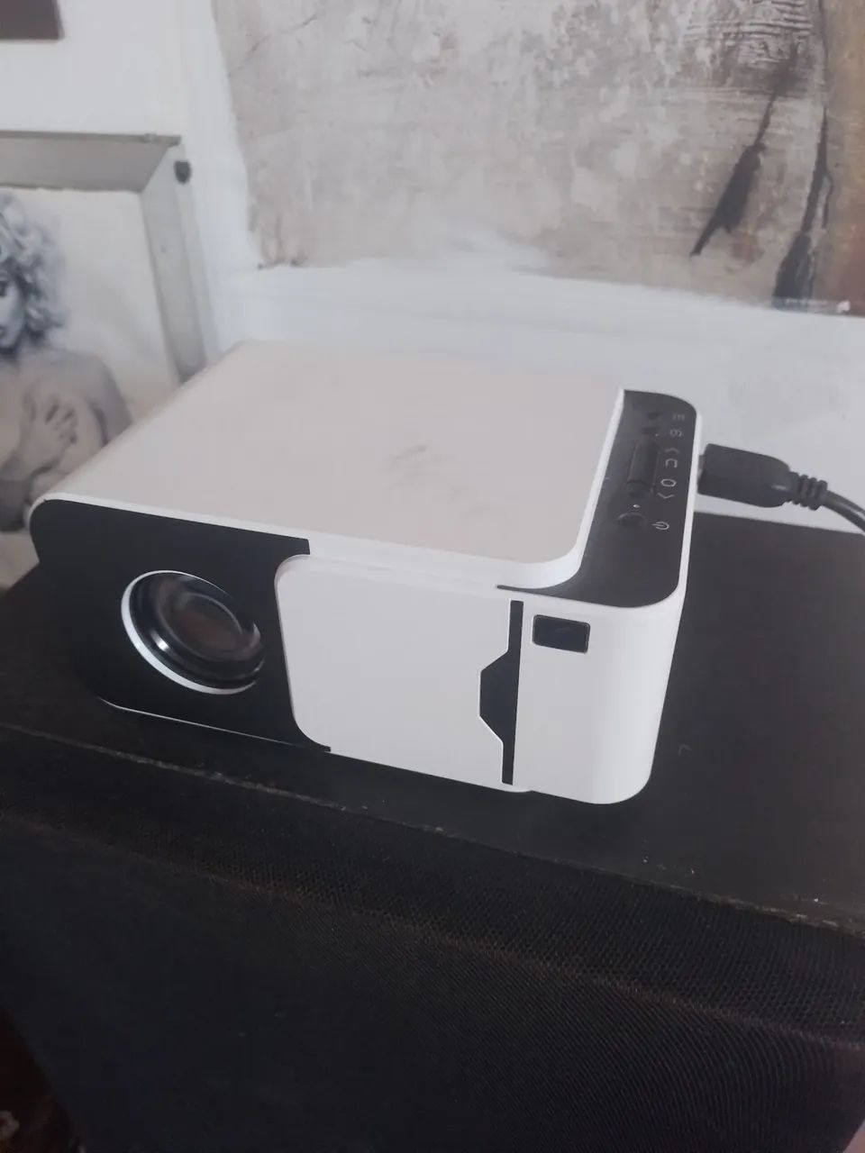 Projetor  branco.smart tv. Faz até 250 polegadas  semi novo - Foto 2