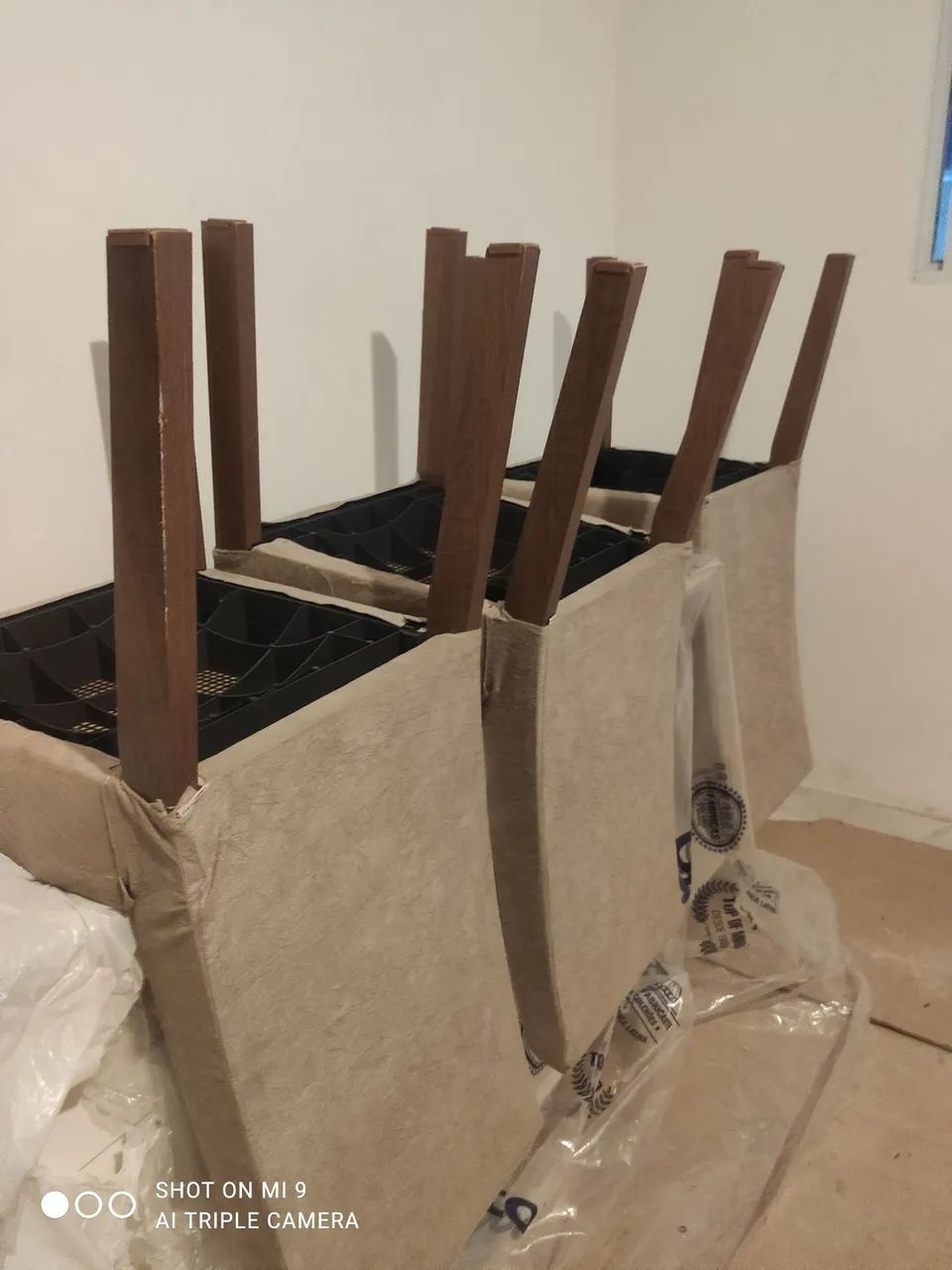 Mesa a mesa de vidro com três cadeiras