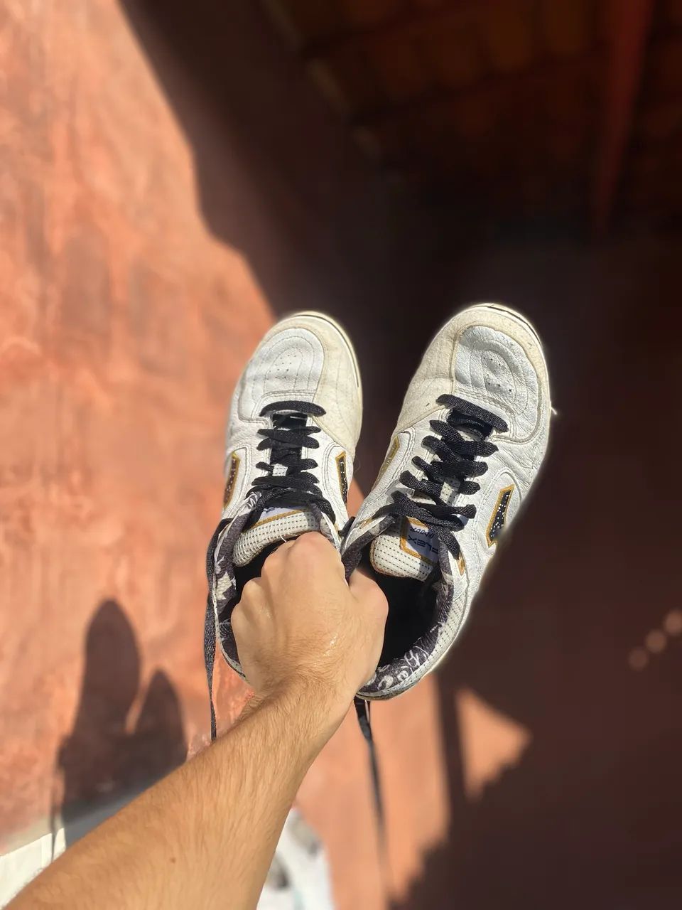 Chuteira Tênis Futsal Joma Top Flex Rebound Branca C/ Detalhes Dourados e Pretos - Foto 2