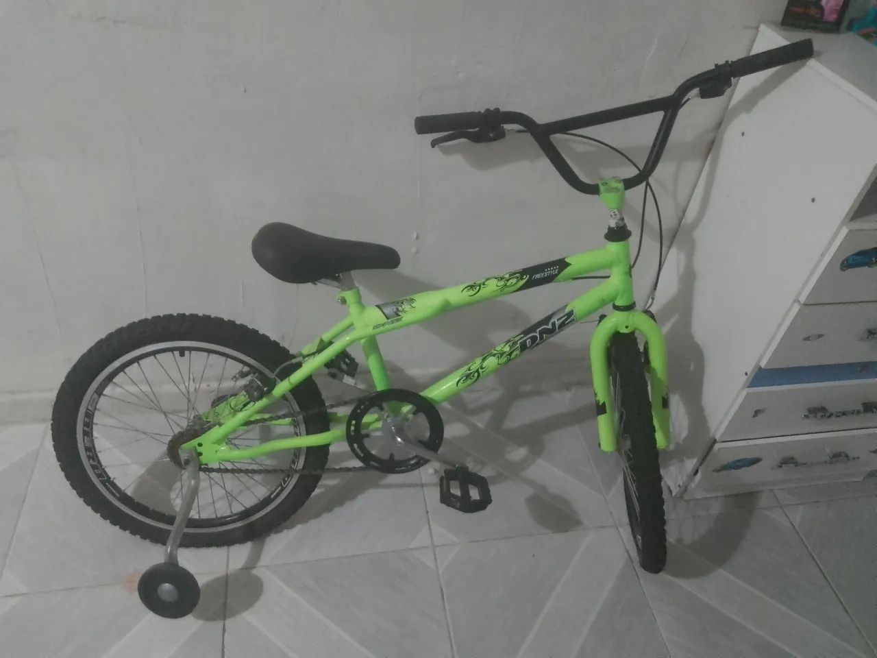 Bicicleta média semiusada e uma Cama infantil.