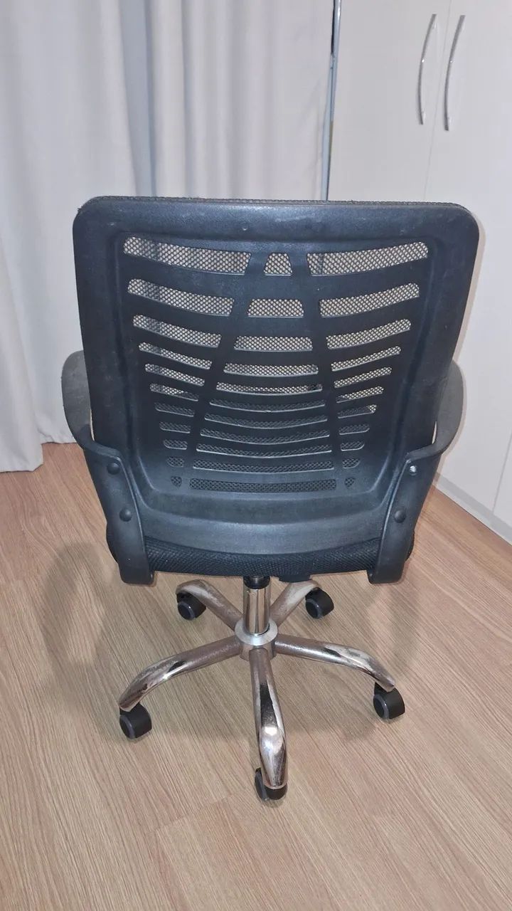 Vendo cadeira para escritório com rodinhas - Foto 4