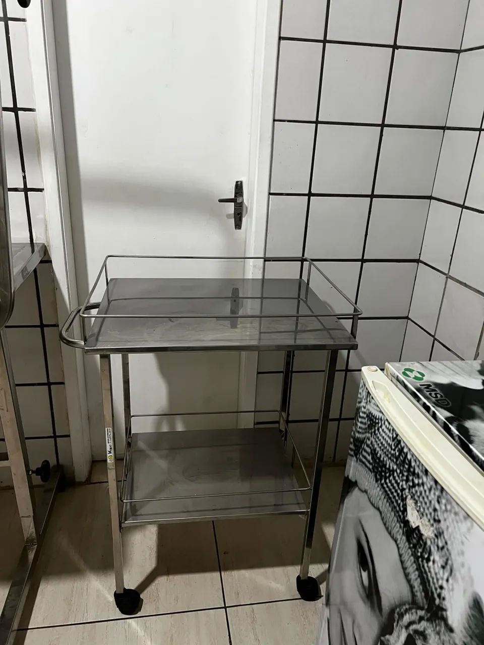 VENDO MESA CIRÚRGICA E CARRINHO AUXILIAR - Foto 4