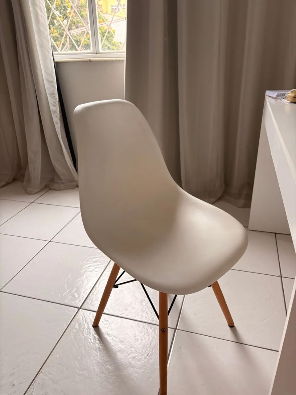 Par Cadeiras Charles Eames Eiffel (branca e amarela) - Foto 3