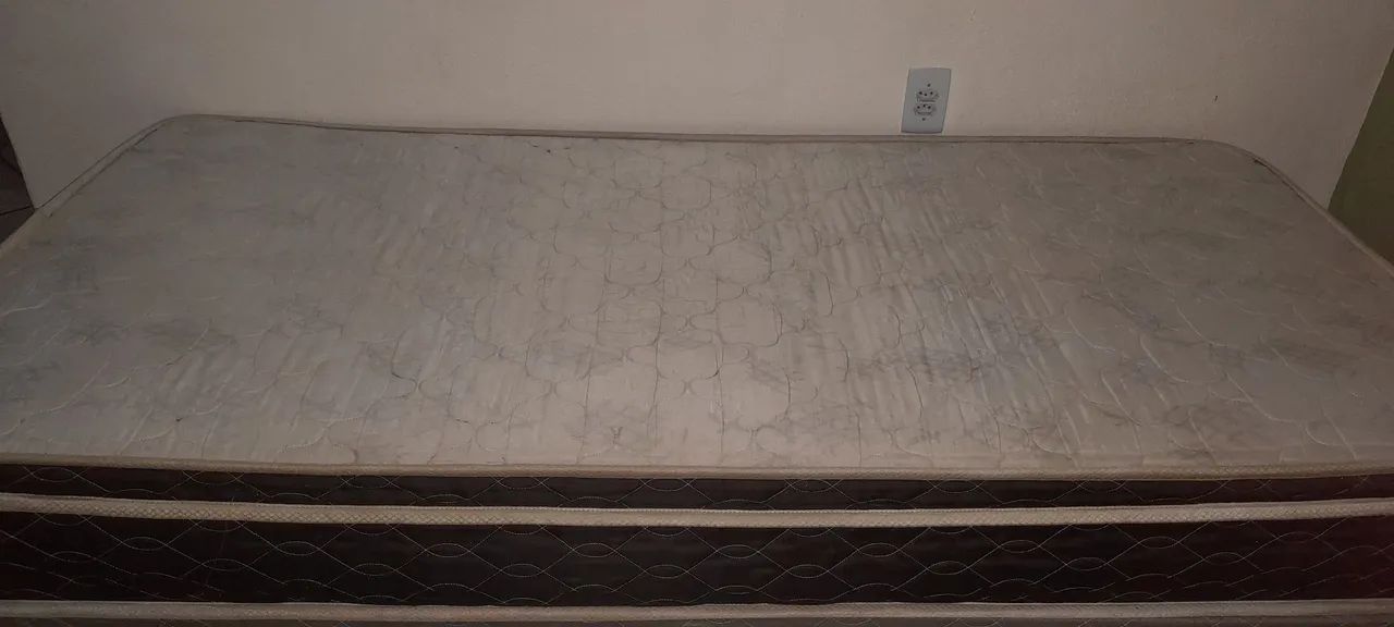 Colchão de solteiro para cama box conservado.