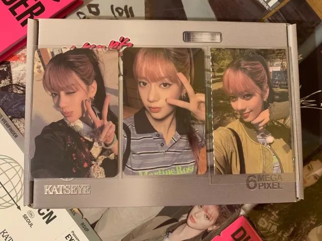 LEIA A DESCRIÇÃO - Viewfinder Katseye com photocards Megan  - Foto 2