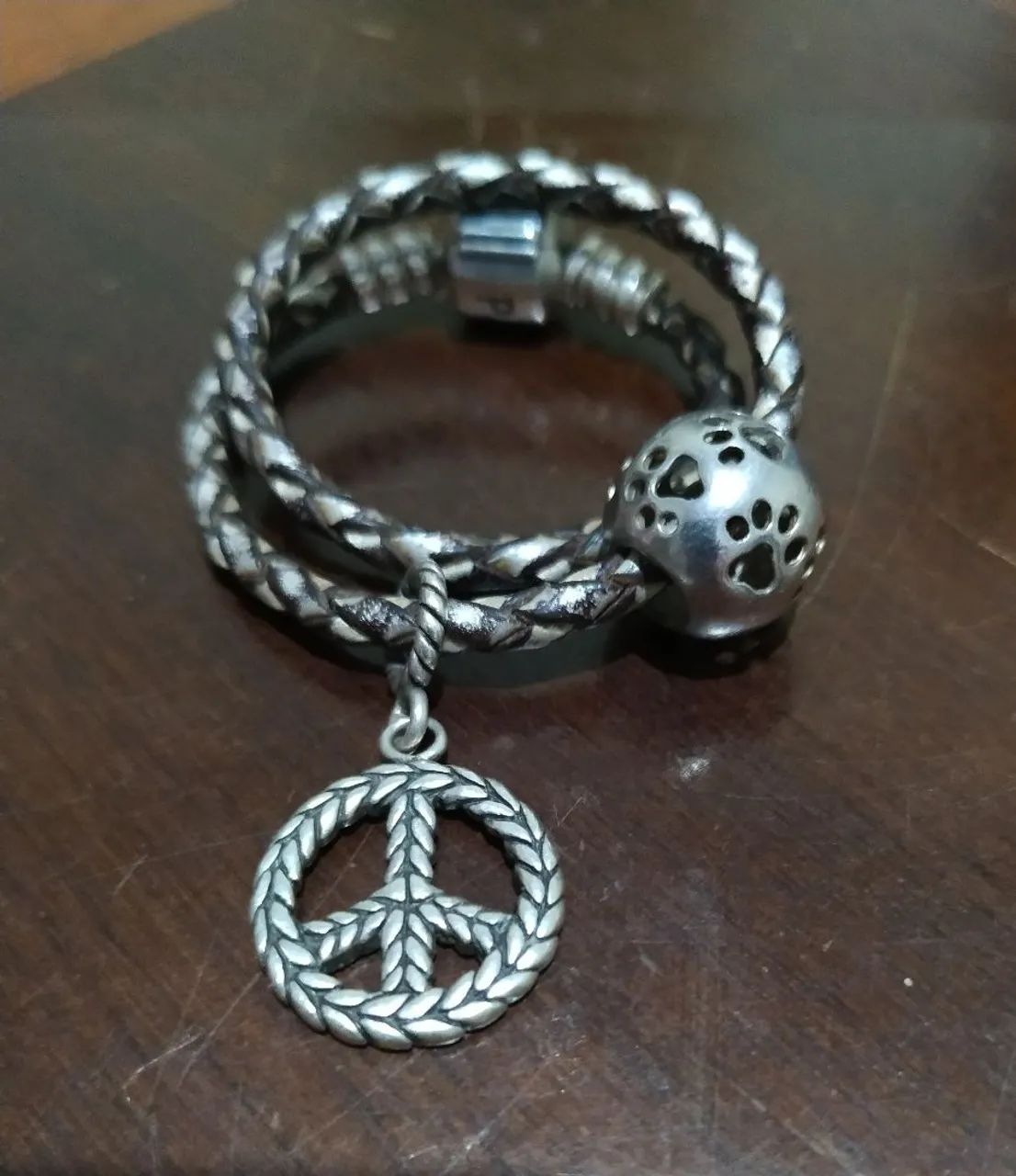Pulseira Pandora original em couro, com berloques em prata - Foto 2