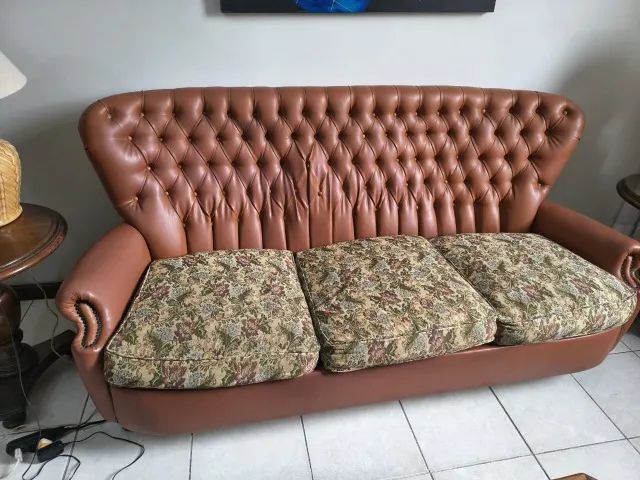 SOFA + POLTRONAS LUIZ XV CAPITONET EM BOM ESTADO - Foto 2