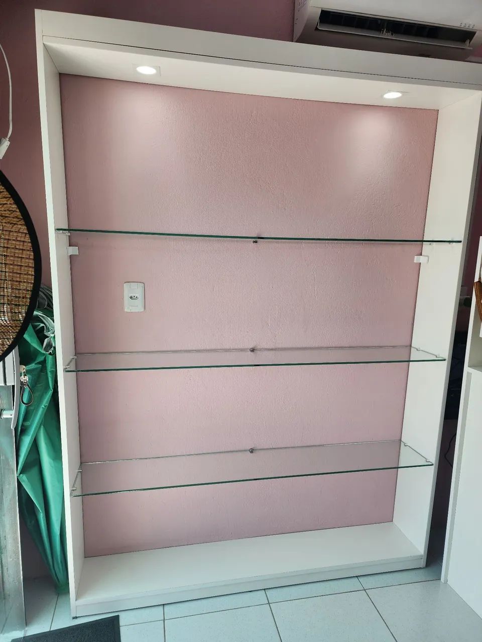 Móvel de loja MDF branco com prateleiras de vidro - Foto 2
