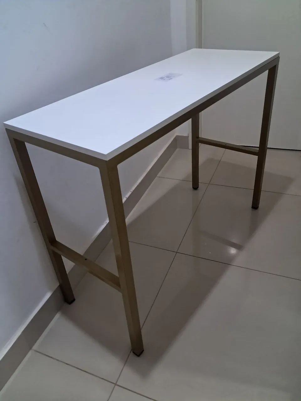 Mesa em metalon com tampo em mdf branco. 