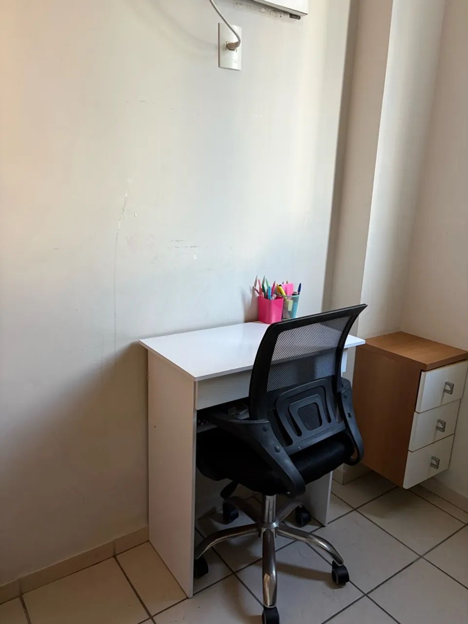 Escrivaninha e cadeira  - Foto 3