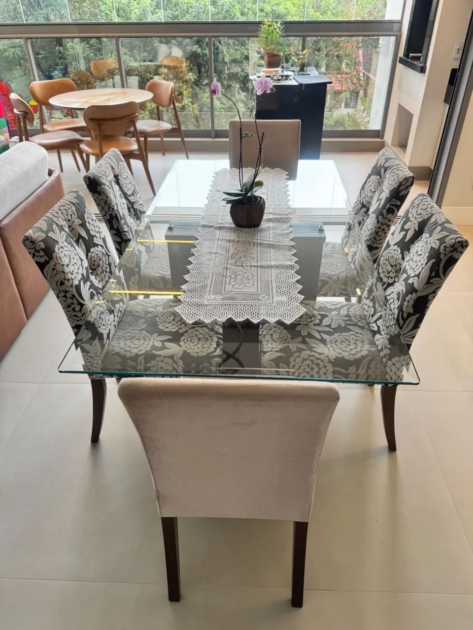 Mesa de jantar usada, tampo de vidro e 6 cadeiras - Foto 4